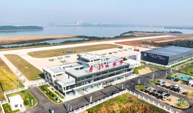 江西共青城：抢抓“机”遇 低空“展翅”